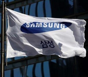 Прибыль Samsung сократилась вдвое