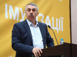 Комаровський розповів, скільки води потрібно випивати дорослим і дітям щодня