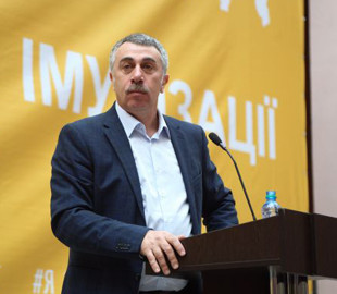 Комаровський розповів, скільки води потрібно випивати дорослим і дітям щодня