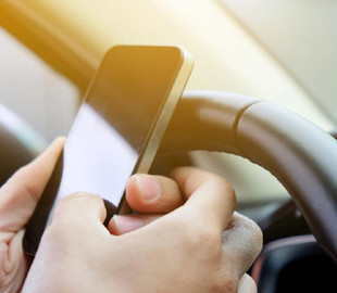 Чи можна заряджати телефон у машині через USB: експерти пояснюють ризики