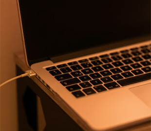 Чи шкідливо постійно тримати ноутбук на зарядці