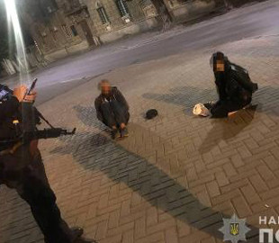 Сбили с ног и отобрали смартфон: в Одессе ограбили молодого парня