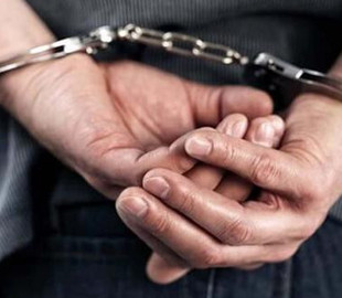 Шахрай вкрав гроші та оформив онлайн-кредити на матір знайомого — як його покарали