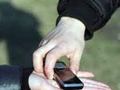 Спритна шахрайка поцупила у 19-річної тернополянки телефон