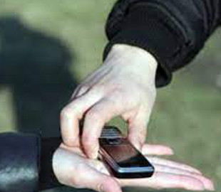 Спритна шахрайка поцупила у 19-річної тернополянки телефон