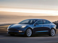 Электромобили Tesla научатся искать парковочное место самостоятельно к концу года