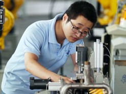 На китайских фабриках все больше роботов, но пока они не обходятся без людей