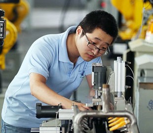 На китайских фабриках все больше роботов, но пока они не обходятся без людей