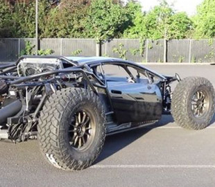 Блогеры построили Lamborghini на котором можно ездить по бездорожью, песчаным дюнам и болотам
