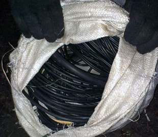 Два злоумышленника вырезали 91 метр телефонного кабеля