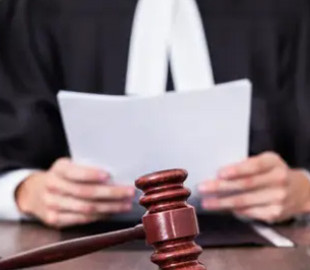 Британського юриста викрили у використанні ШІ: він цитував вигадані справи