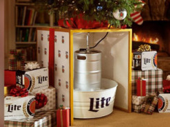 Створено підставку під ялинку для любителів пива