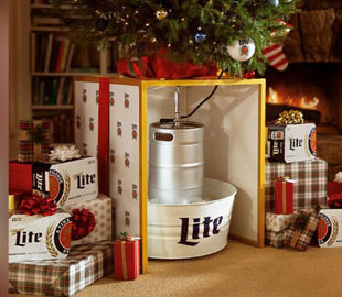 Створено підставку під ялинку для любителів пива