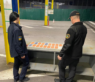 На кордоні виявили першу нелегальну партію нових iPhone 17