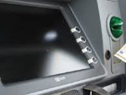 Наступного тижня у банкоматах Латвії зникне російська мова