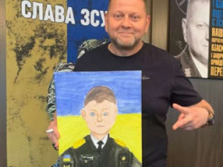 Дівчинка зворушила головнокомандувача ЗСУ його портретом