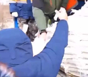 У Росії не припиняються запеклі бої за дефіцитний цукор: курйозне відео