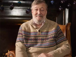 Британський актор Стівен Фрай озвучив документальну стрічку про українців, які були змушені залишити домівки через війну