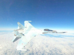 На Алясці російський винищувач пролетів всього за метр від американського F-16 (ВІДЕО)
