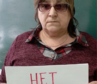 Россия: 61-летнюю учительницу оштрафовали на 30 тысяч рублей за фото с плакатом «Нет войне»