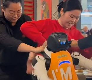 Термінатор, початок: людиноподібний робот у ресторані збожеволів і почав бити посуд