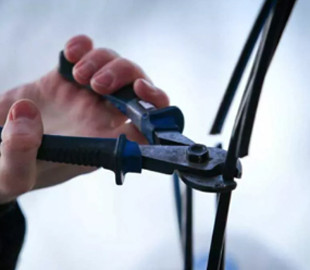 Житель Харківської області зрізав кабелі "Укртелекому", щоб зробити паркан