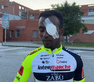 Велогонщик отримав безглузду травму, влучивши в око пробкою від шампанського: курйозне відео