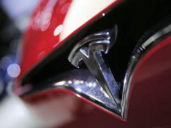 Китай наказав закрити завод Tesla в Шанхаї через коронавірус