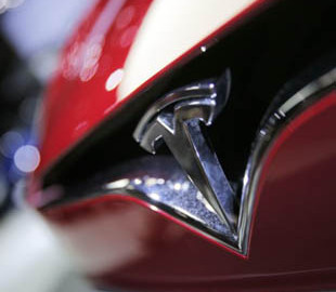 Китай наказав закрити завод Tesla в Шанхаї через коронавірус