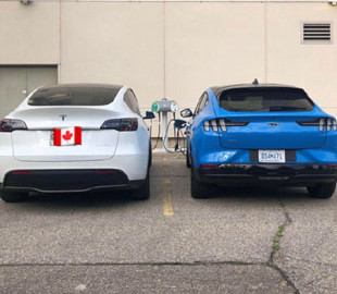 Tesla Model Y vs Ford Mustang Mach-E: два електромобілі вперше порівняли вживу