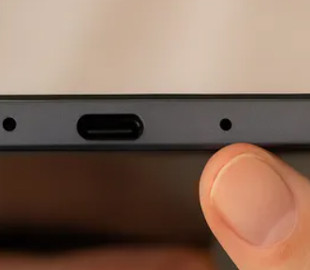 Вкрай важлива частина: навіщо у смартфоні маленька дірочка біля зарядки