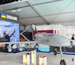 Український дрон "Лютий" із ракетним озброєнням уперше представили на виставці у Британії
