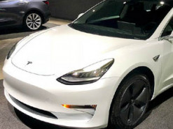 Tesla Model 3 майже обігнала VW Golf з продажів у Німеччині