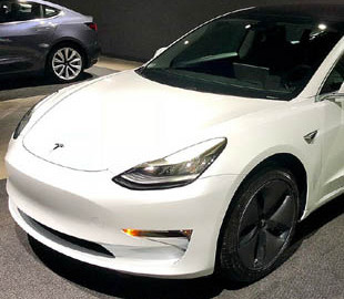 Tesla Model 3 майже обігнала VW Golf з продажів у Німеччині