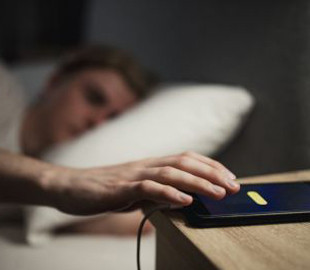 Експерт рекомендує під час нічного сну тримати смартфон подалі від голови