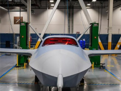 Потенційно революційний безпілотний винищувач США вперше піднявся в небо