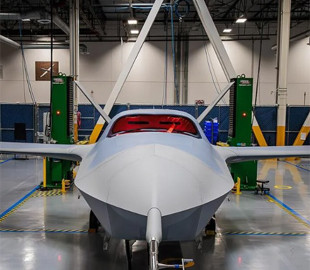 Потенційно революційний безпілотний винищувач США вперше піднявся в небо