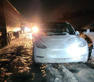 Водитель Tesla продержался 14 часов в снежную бурю и не разрядил батарею