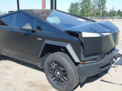 Покупці в США почали виставляти на аукціони пошкоджені Tesla Cybertruck