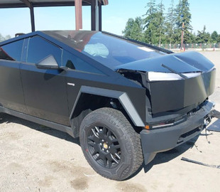 Покупці в США почали виставляти на аукціони пошкоджені Tesla Cybertruck