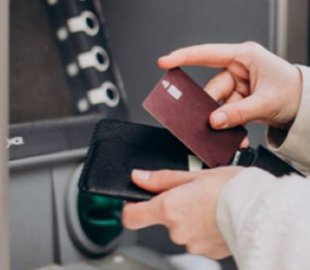 Викрала банківську картку у пенсіонерки з інвалідністю та зняла 40 тисяч гривень: у Ніжині засудили жінку