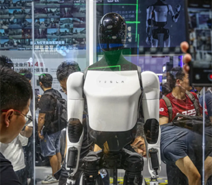 Ілон Маск змушений відкласти запуск роботів Optimus: у чому проблема