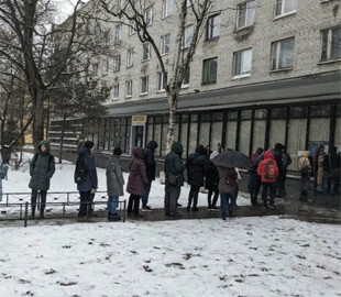 Александр Невзоров: «Россияне массово стоят в очередях за загранпаспортами»