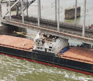 У Ростові-на-Дону суховантаж врізався в міст