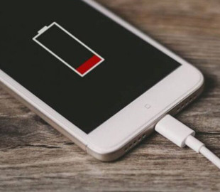 Чому повна зарядка смартфона шкодить батареї: пояснення простими словами