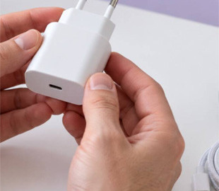 Чи можна заряджати iPhone неоригінальною зарядкою: що потрібно знати