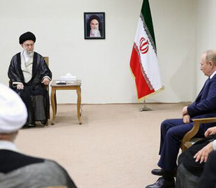 "Ти просиш у мене безпілотники, але робиш це без поваги". У мережі висміяли відстань, яка розділяла Путіна та аятолу Хаменеї на зустрічі в Ірані