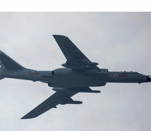 Китай розмістив найсучасніші бомбардувальники на спірному острові: що це означає