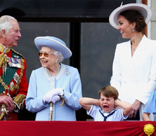 Недовольный принц Луи на балконе Букингемского дворца стал мемом