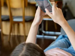 Чому дедалі більше країн забороняють дітям користуватися соцмережами, — The Economist